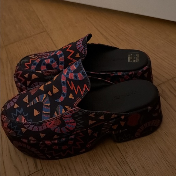 FARM Rio Amazon Clogs (size 8) - Picture 2 of 4